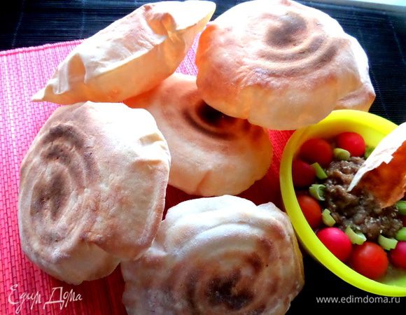 Вначале нужно купить или испечь питы. Рецепт здесь:  http://www.edimdoma.ru/retsepty/66604-pita-vozdushnaya-lepeshka