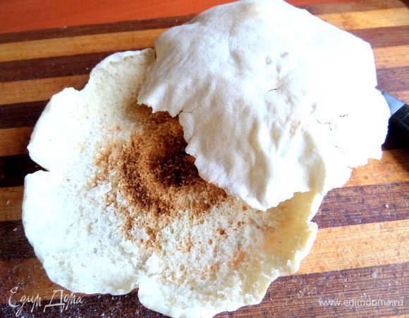 Сделать надрезы сбоку питы острым кончиком ножа и раскрыть питу как раковину.