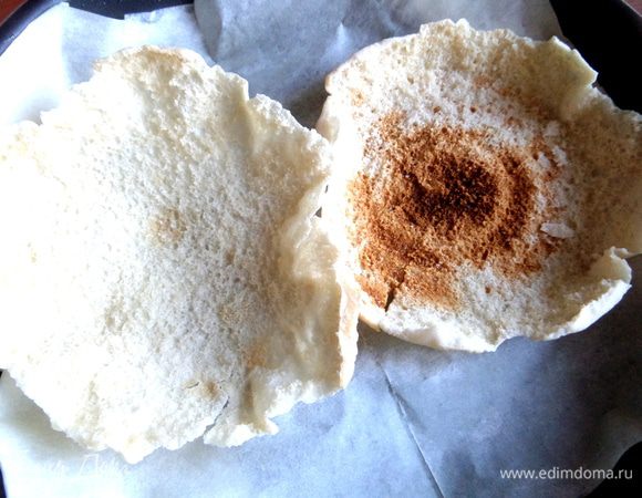 Можно положить их на смазанный пергамент или просто в непригораемую форму.