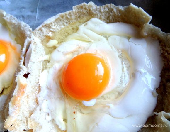 Осторожно вбить по яйцу в центр.