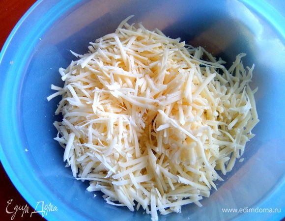 Сыр мелко натереть.