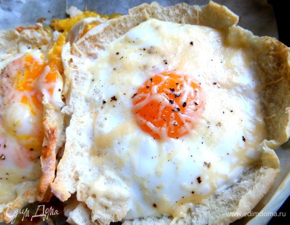 И отправить в разогретую духовку, пока яйцо не схватится (или оставить желток полужидким)/