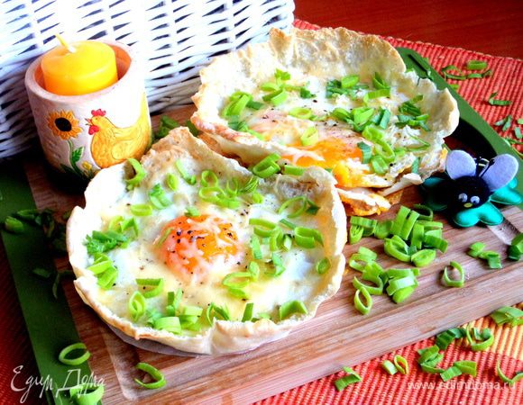 Преподнести можно на обычной чистой дощечке. Ваши тарелки останутся чистыми.