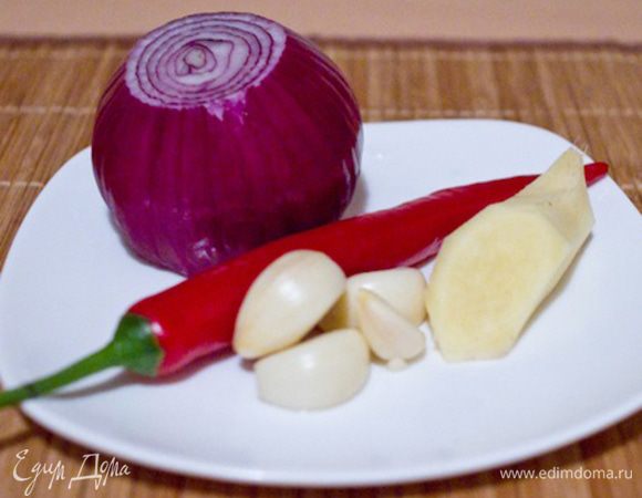 На самом деле этот супчик для любителей поострее. Для начала порежем имбирь тонкой длинной соломкой, лук полукольцами, красный перец и чеснок очень мелко. Я пропускаю чеснок через пресс.