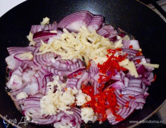 На сковороде разогреваем кунжутное масло, и обжариваем все на медленном огне, чуть позже добавляем к специям сок лайма.