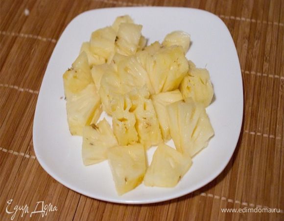 Пока режем ананасы крупными кубиками.