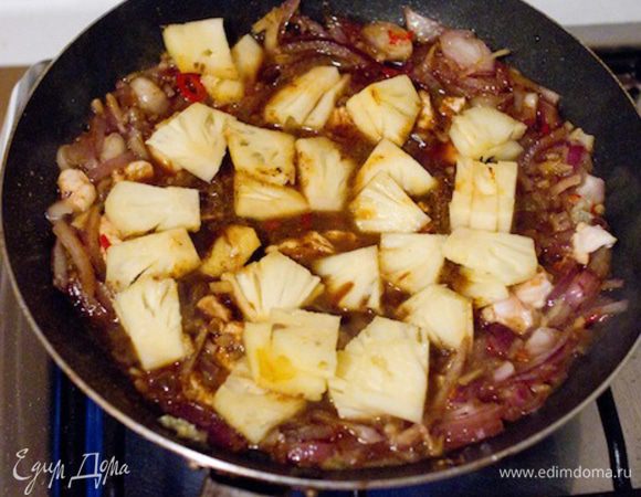 И добавляем их к курице.