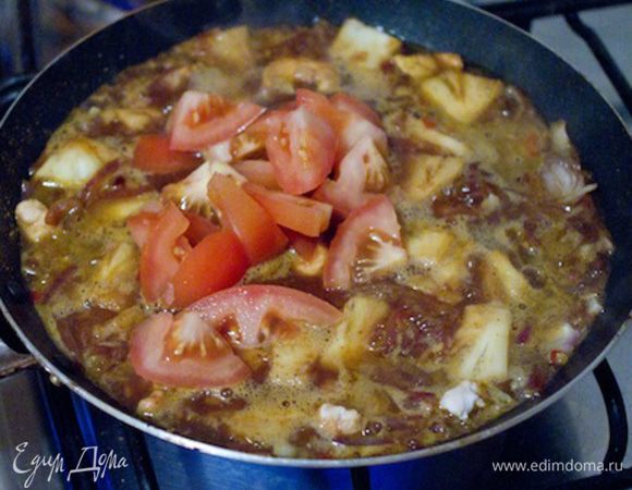 Помидоры так же достаточно крупно режем и добавляем их в нашу смесь.