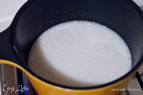 Параллельно разогреваем кокосовое молоко. Кокосовое молоко очень чувствительно к холоду, оно очень быстро кристаллизуется, поэтому подогреваем молоко до однородного состояния.