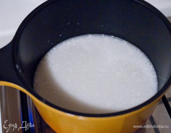 Параллельно разогреваем кокосовое молоко. Кокосовое молоко очень чувствительно к холоду, оно очень быстро кристаллизуется, поэтому подогреваем молоко до однородного состояния.