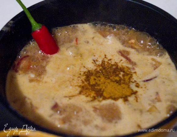 В закипающее кокосовое молоко вливаем нашу смесь из курицы и овощей. Мне не хватило остроты, поэтому в уже кипящий супчик я положила оставшуюся половинку перчика чили, буквально на пять минут и сразу вынула. Чили очень коварный, есть большая опасность переборщить и испортить блюдо.