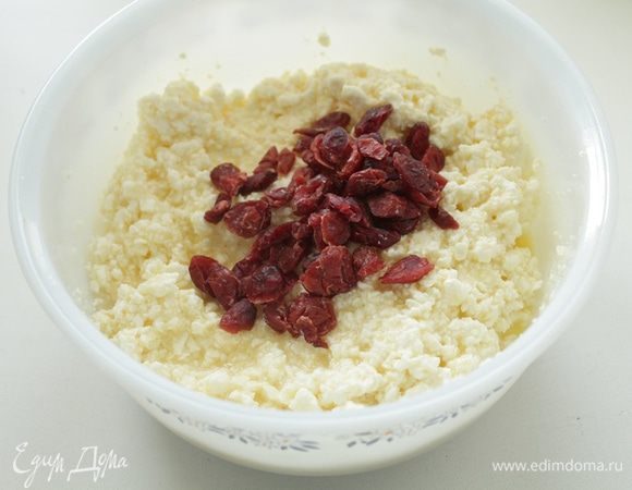 Добавить соль, ванильный сахар, клюкву.