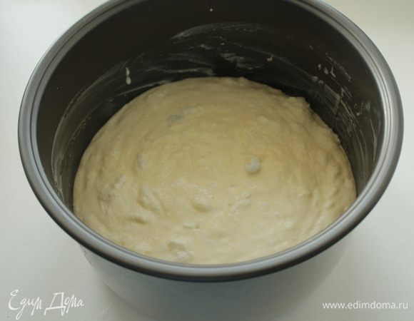 Чашу смазать маслом и вылить тесто. 