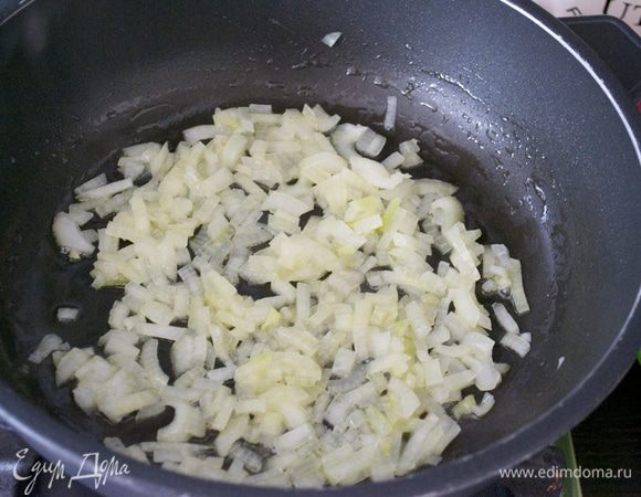 Лук мелко нарезать и слегка обжарить на сковороде с 2 ст.л. оливкового масла.