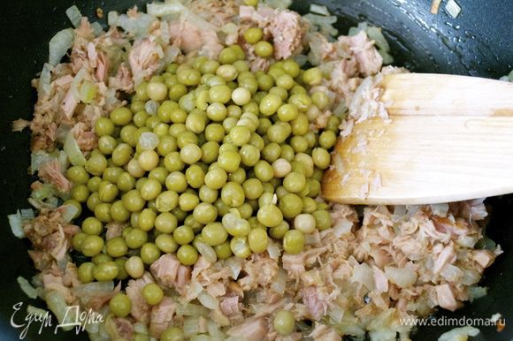 Если используете консервированный зеленый горошек, добавить его в сковороду и тушить все вместе около 3-х минут. Замороженный горошек тушить около 10 минут.