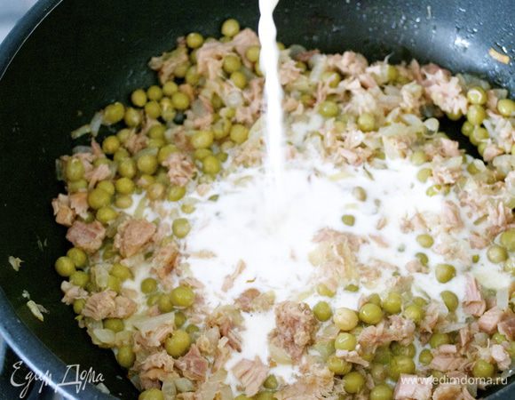 Влить сливки. Перемешать, посолить и поперчить по вкусу. Добавить мелко рубленную петрушку. 