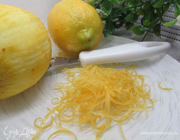 Лимоны тщательно вымыть с помощью щётки. С одного лимона снять тонкими полосками цедру.