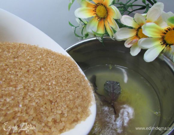 Сварить сироп. Смешать в сотейнике сахар, цедру, несколько листиков базилика, половину лимонного сока и 200 мл минеральной воды без газа. Довести до кипения, варить 5 минут. Затем полностью остудить, примерно 1 час.