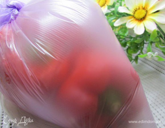 Перцы вымыть и хорошо обсушить. Выложить на решётку и запечь в духовке при температуре 200 градусов в режиме гриля. Я готовила в аэрогриле на нижней решетке 15 минут,  t-205 градусов. Кожица на перцах должна вздуться и местами покрыться подпалинами. Затем перцы осторожно сложить в пакет. Пакет плотно завязать и положить в холодильник на полчаса. После этого с перцев снять кожицу, вынуть черенок с внутренностями, держа перец вертикально, чтобы не вытек сок (можно это делать над тарелкой). 