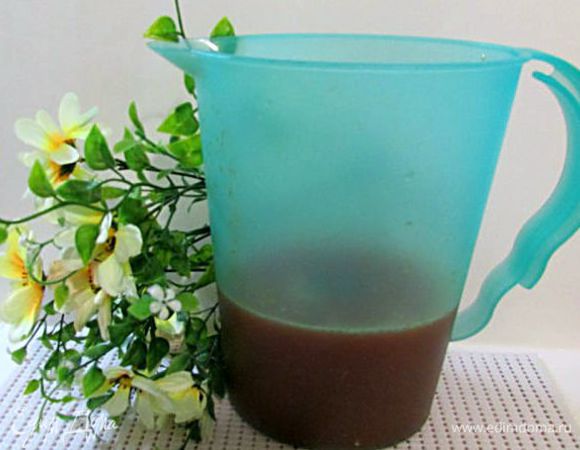 Вылить в большой кувшин мякоть из перцев, добавить оставшиеся листья базилика, лимонный сок и остывший сироп, процедив его через мелкое сито.
Всыпать лед и развести оставшейся минеральной водой. Перемешать всё длинной ложкой и сразу подать.