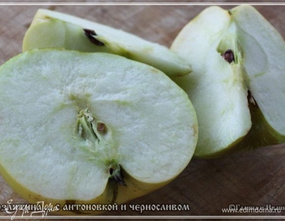 Ну и яблочки, коль о них уже так много сказано. Те самые … Антоновские. Только только с дерева.
Вон они какие…!!!
