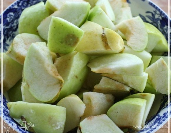 Нарежем их, серединки вычистим, а потом покрошим. Не то, чтобы меленько, а вот так….