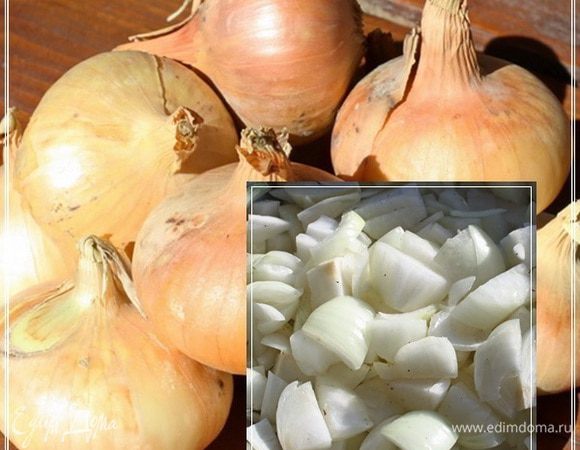 Вот таких золотистых головочек с этих косичек наотрывали. Почистить и нарезать. Кубиками не кубиками, но вот так. Не мелко, но и не крупно сильно.