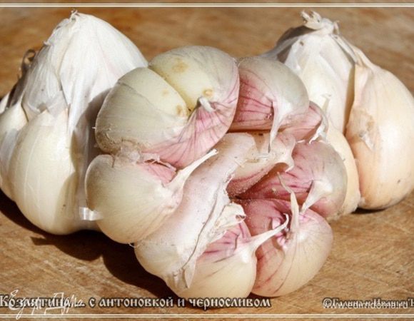 Чеснок. Он у нас не сильно крупный, но, чесслово – ядренный. Так что много его брать не будем.