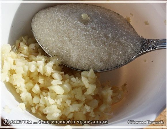 А потом порубил. Довольно мелко.
Да…, чтобы не забыть. Ложка сахара понадобится. Можно сразу перемешать – пусть настаивается, а можно и не перемешивать