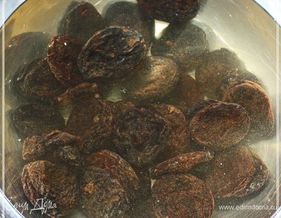 Чернослив не сухой, но я его замочил на недолго. Чтобы промылся он получше и без хлопот.