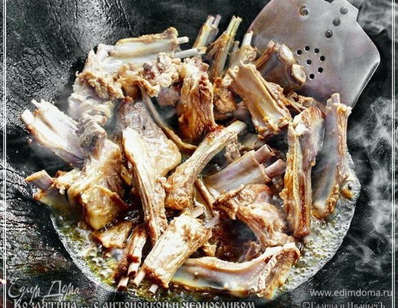 Сока мясного сразу много начнет выделяться, поэтому, чтобы ребра жарились, огонь держите под казаном сильный.
Когда ребрышки, а это быстро произойдет, если масло правильно накалено, приобретут вот такой слегка зажаристый вид … 
