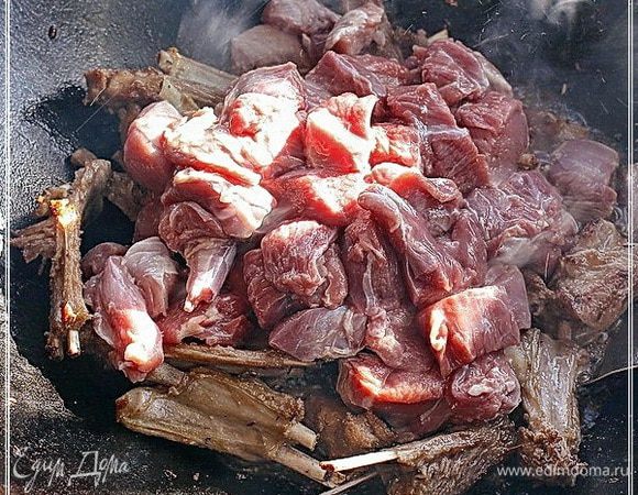 И следом в казан выложим кусочки мякоти.