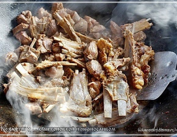 Постоянно помешивая, продолжаем жарить все мясо. До нежно поджаристого цвета корочки.