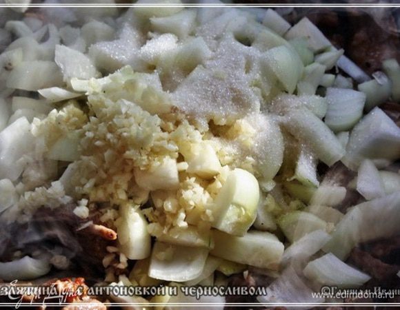 Огонь убавляем до «ниже среднего».
И как только этой самой кондиции достигнем, то высыпаем лук. И минут через пять … не забывая помешивать деликатно, добавим чеснок и сахар.
