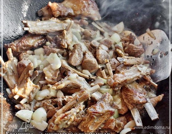 И снова … минут пять … семь самое большее, помешивая, пожарим …