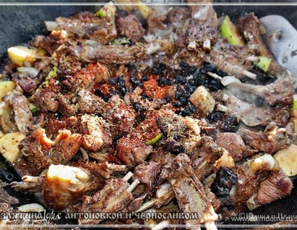 Почему облизываясь? А кто ж его знает? Атавизм наверное. А может – инстинкт? Кто ж разберет в такой ситуации.
Отправляем в казан все специи. Зиры (это, конечно, на любителя) и барбариса (а этот очень будет «к месту») не жалейте. Это ж все-таки ба…, ой … козлятина. Ну, разницы то, в смысле того, что любит это мясо зиру и барбарис, нет. Это я вам точно говорю.
