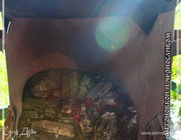 Огонь под казаном сводим на практически «нет» … Так, щепочку вторую подкладываем. Держим на свечке – угольке. А казан закрываем уже крышкой. 