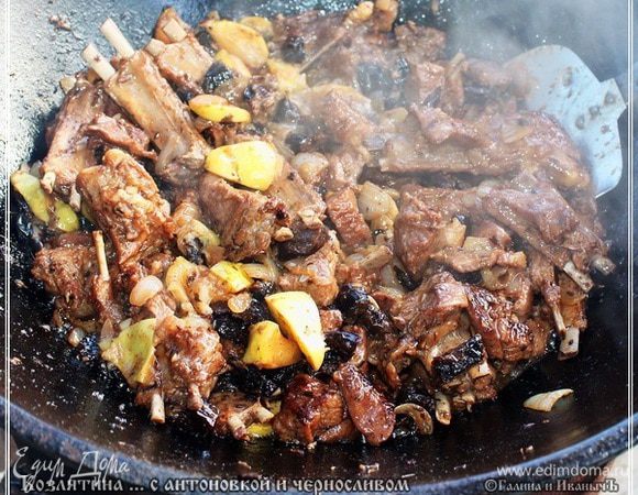 Пришло время заключительной фазы приготовления. Т.е. тушим уже Еду. До готовности. А уж ароматы, какие … тут я вам не «…Спиноза какая – ногами кренделя выделывать…©» … и описать это сил и умения у меня, увы, нет.
Время от времени, конечно, крышку я снимал и аккуратно помешивал, чтобы избежать, не приведи Господи, подгорания….
