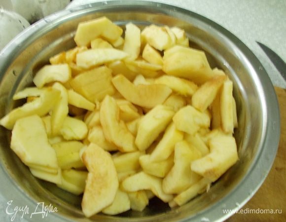 Яблоки очищаем от кожуры и вырезаем серцевину. Режем на дольки.