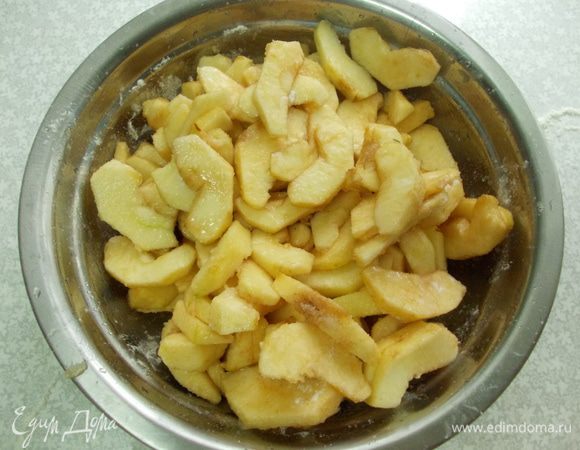 К яблокам добавляем сахар и муку. Перемешиваем.