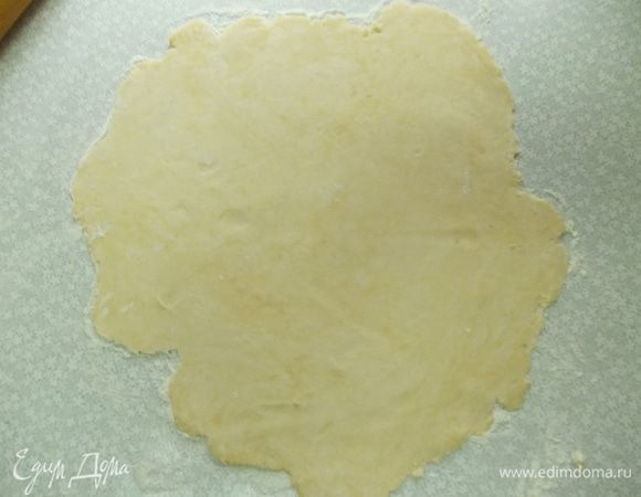 Стол обильно посыпаем мукой. Выкладываем тесто и раскатываем его.