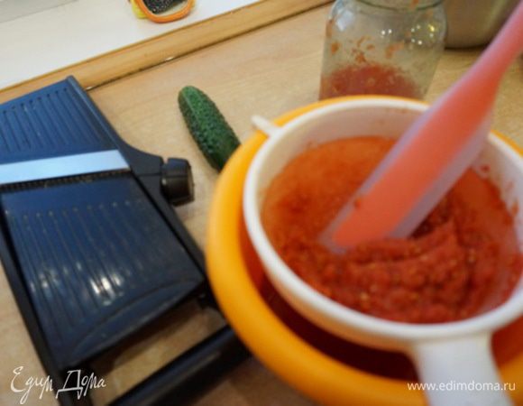 Томатный сок, из домашней заготовки,  протереть через сито отделяя от грубых кусочков мякоти и семечек.