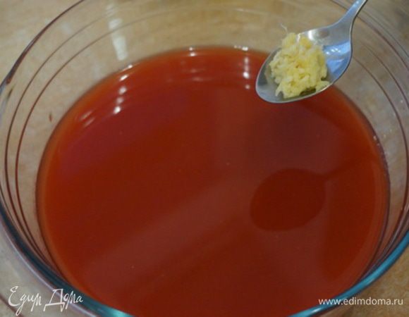 В него добавить натертый имбирь,