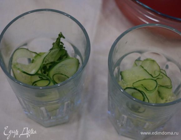 И сложить,  свернутые огуречные пластины, неплотно в стакан, оставив место для льда и маслин. Кладем кусочки льда по 3-4 штуки в каждый стакан,