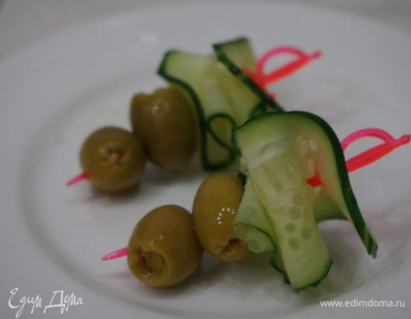 У нас уже приготовленные маслины с огурцом 