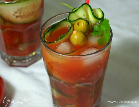 Выливаем томатный коктейль в стакан, украшаем маслинами, огурцом и веточкой кинзы... 
    Вот такой коктейль получился!!!
    В этом году синоптики обещают знойное лето, и, посему, готовьте себе и своей семье этот напиток...