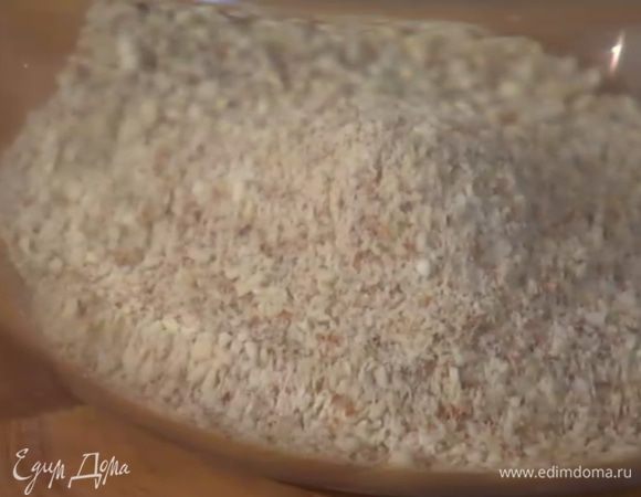 Миндаль измельчить в блендере в пудру.