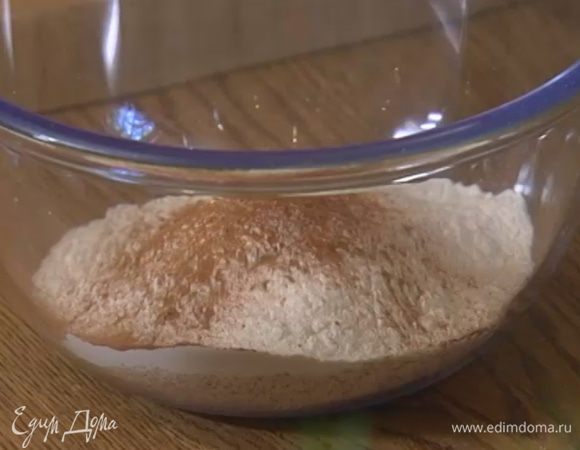 Перемешать смолотый миндаль с мукой, корицей и солью, добавить миндальный экстракт и еще раз перемешать.