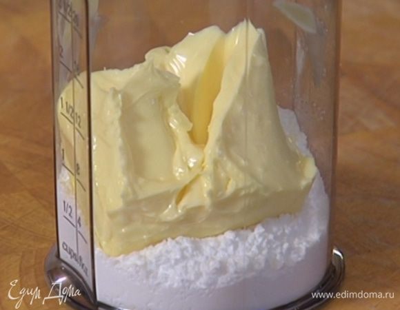 Предварительно размягченное сливочное масло соединить с 70 г сахарной пудры и взбивать блендером буквально несколько секунд, чтобы получилась нежная, воздушная масса.