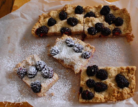 Готовый корж с ягодами слегка остудить, затем посыпать оставшейся сахарной пудрой и разрезать на квадратики.